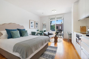 Cozy Studio with Balcony in Unbeatable Location, Sydney